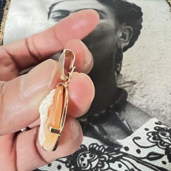 Elegant 14K Gold Cameo Pendant - Picture 2 of 4